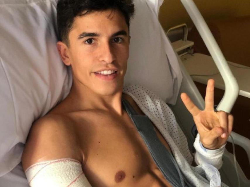 Marc Márquez en camilla tras ser operado