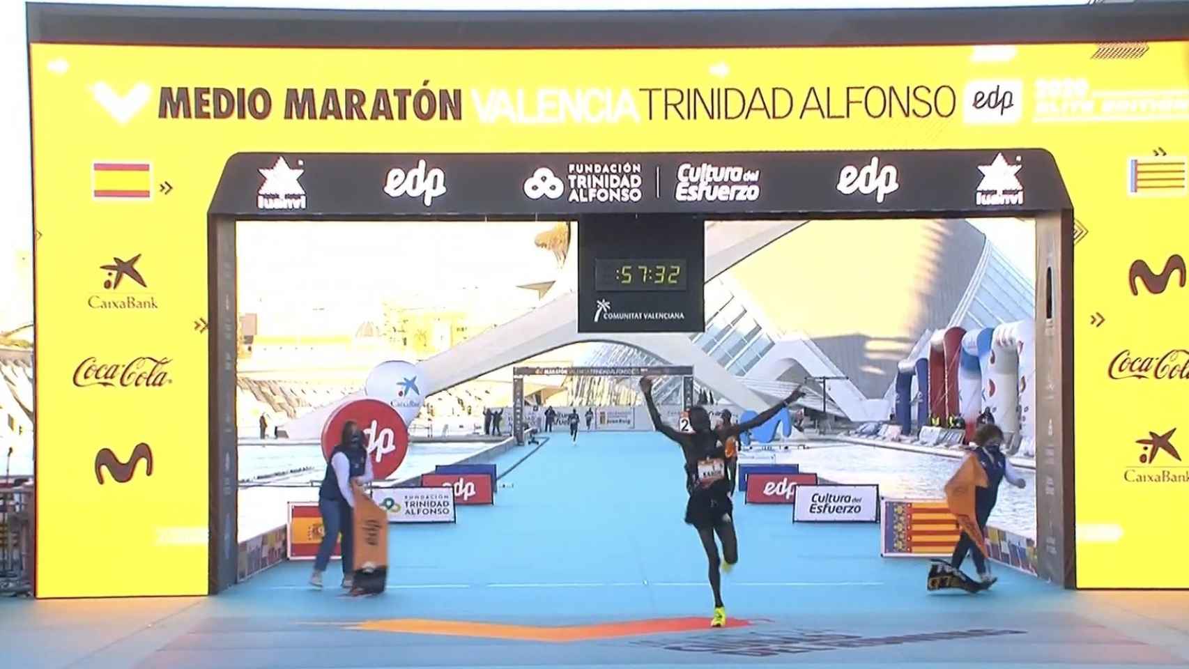 Kibiwott Kandie entrando en la meta de la prueba de media maratón celebrada en Valencia