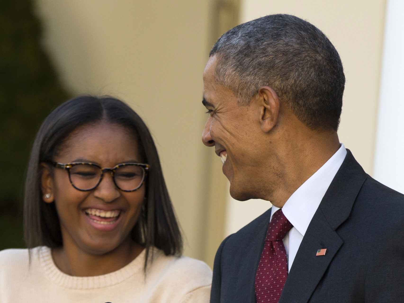 Sasha Obama junto a su padre en un acto oficial en 2015.