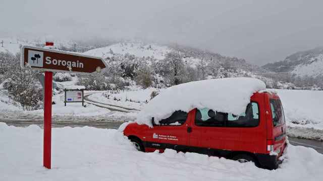 Un vehículo de Bomberos de Navarra permanece atrapado en la nieve. EFE/Villar López
