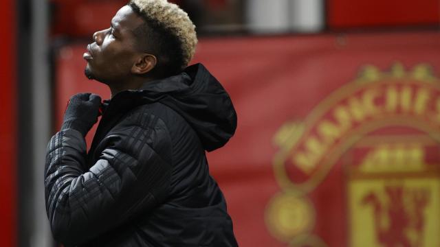 Paul Pogba y el escudo del Manchester United