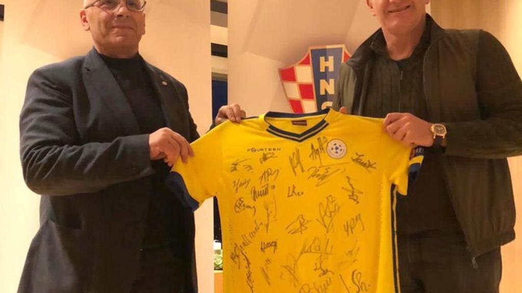Agim Ademi, presidente de la Federación de Kosovo, con Suker, homólogo croata