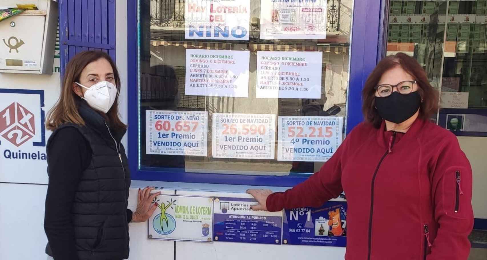 Fuensanta Aupí Vicente (1i) regenta la administración de loterías número 1 de Las Torres de Cotillas donde se repartieron 20 millones de El Gordo de 2019