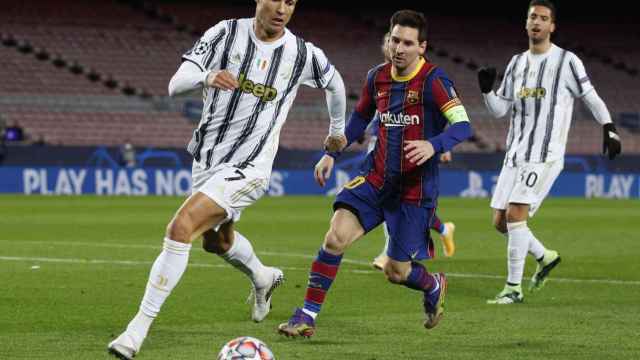 Messi persigue a Cristiano Ronaldo, en el Barcelona - Juventus de la Champions