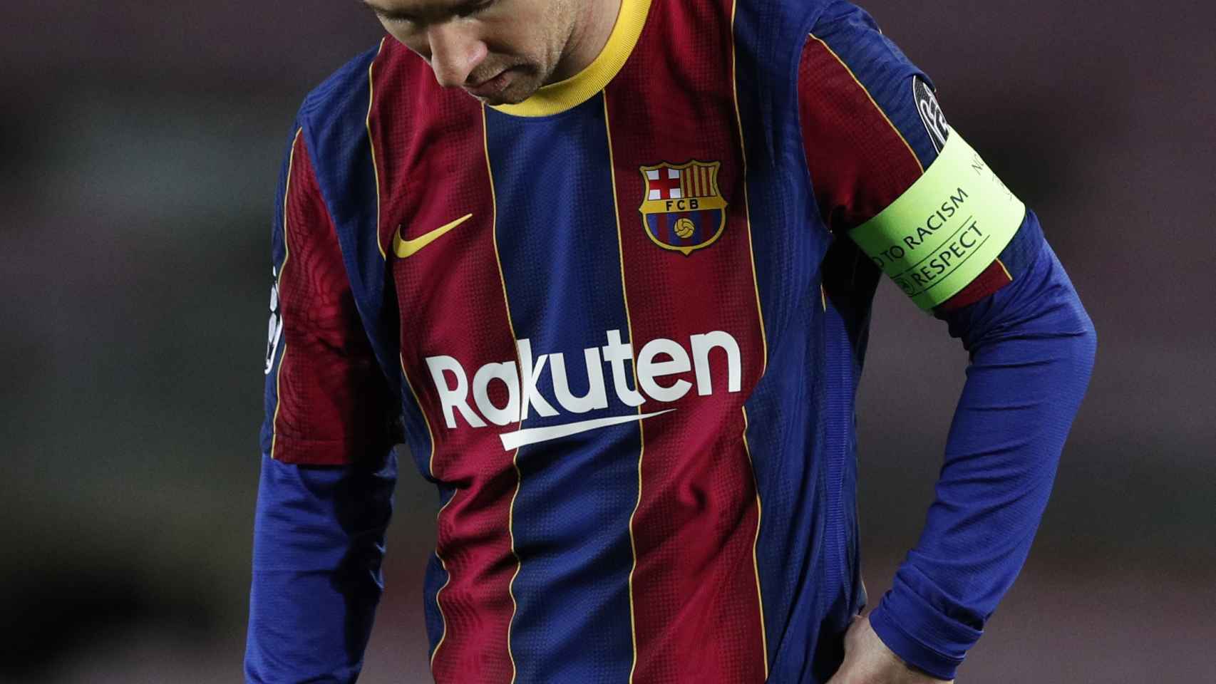 Leo Messi mira al suelo tras el gol de Cristiano Ronaldo