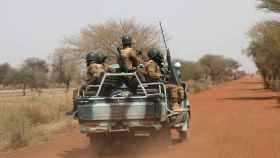 Patrulla armada en el Sahel.