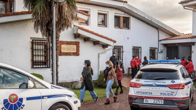 Varios asistentes se marchan tras ser identificados este martes por agentes de la Ertzaintza.