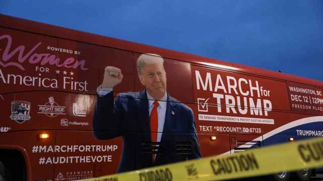 Un autobús con la imagen de Donald Trump, en un evento en Michigan.