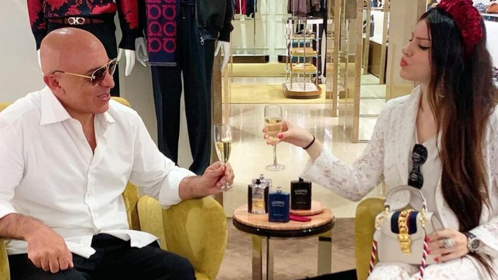 Raquel Hernández junto a su prometido, el magnate turco Yavuz Yüksel.