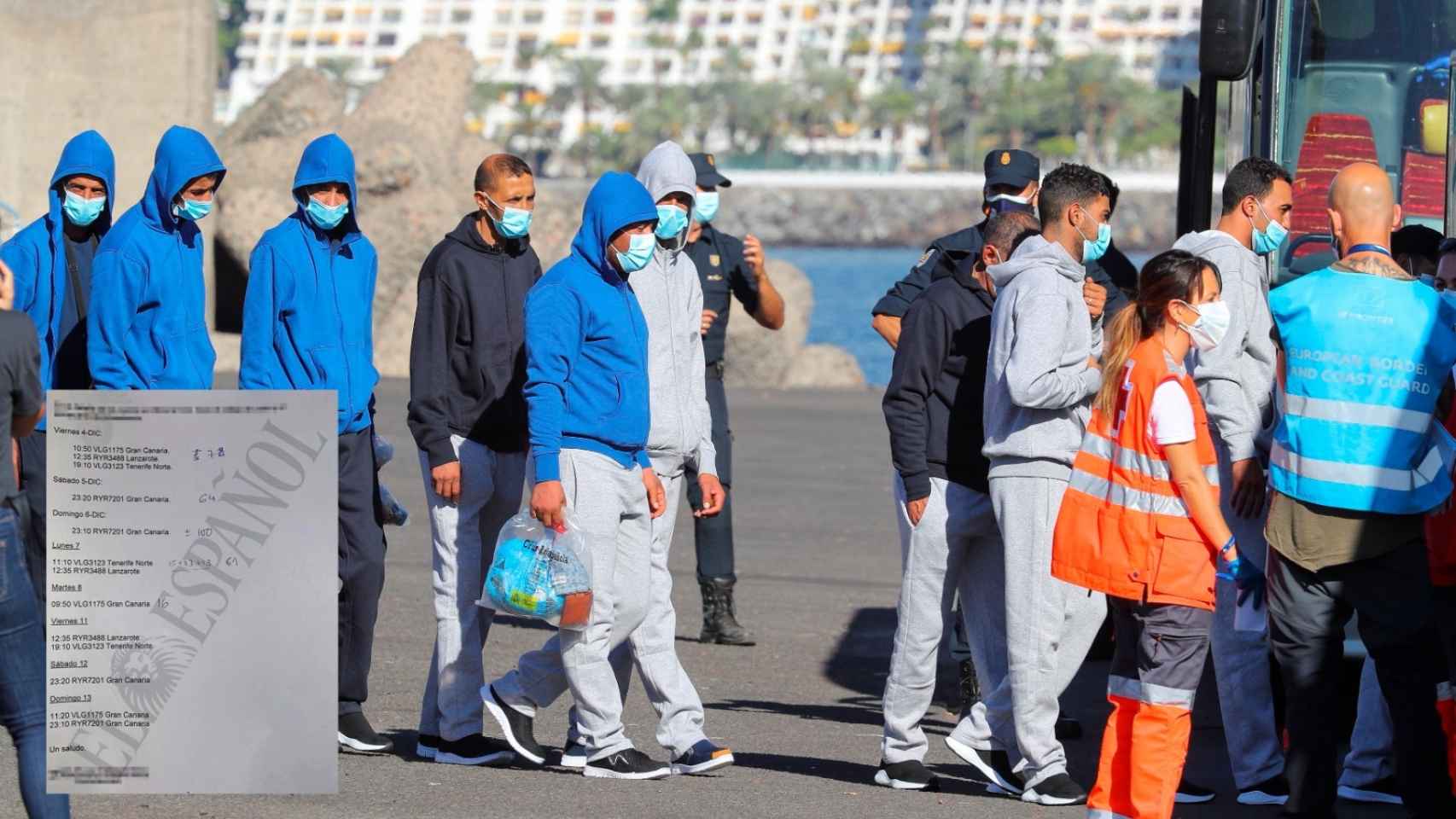 Varios inmigrantes son introducidos en un autobús en en el muelle de Arguineguín (Gran Canaria), tras ser rescatados por Salvamento Marítimo.