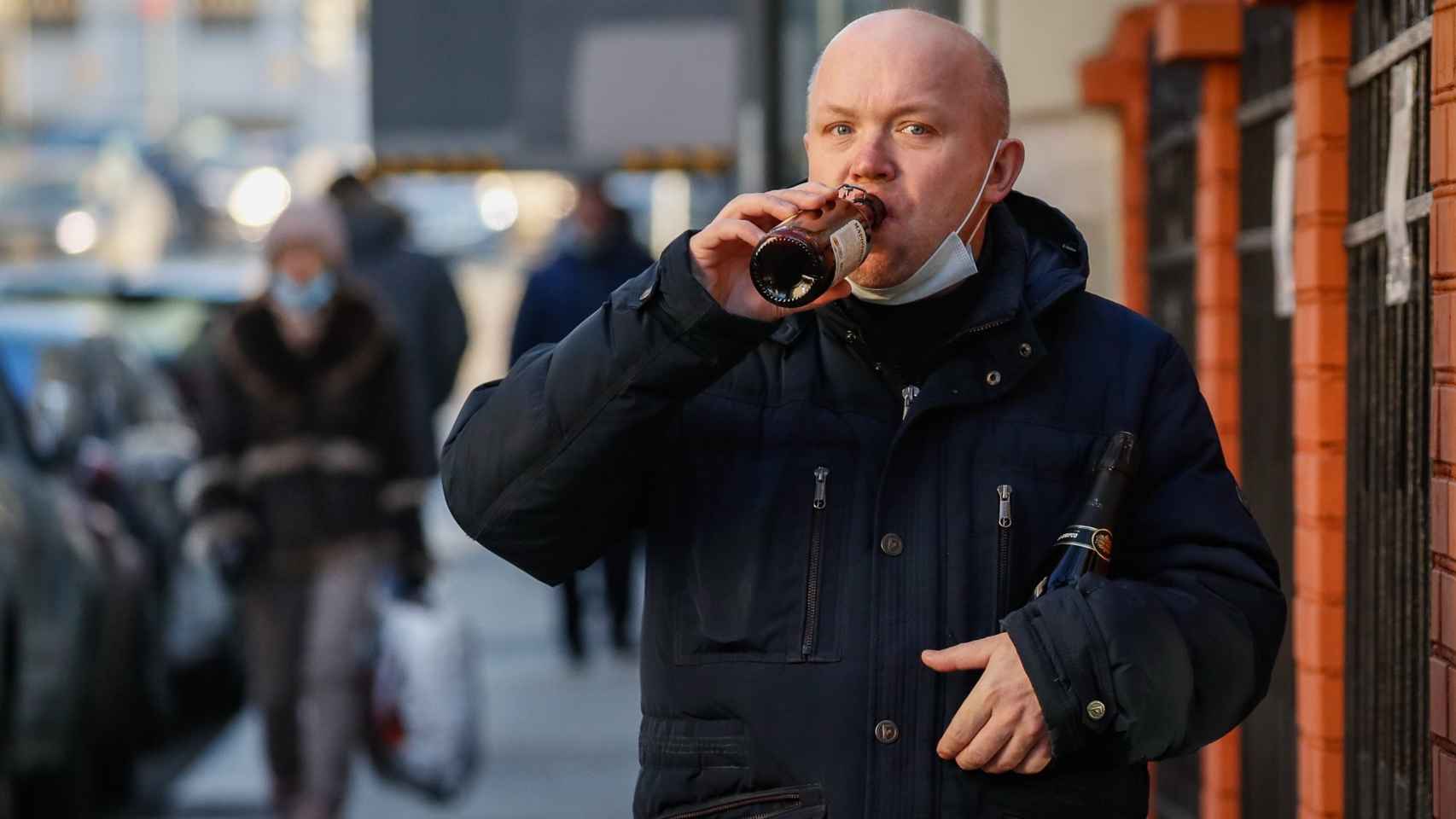 Un ruso bebe mientras camina por la calle en la capital del país.