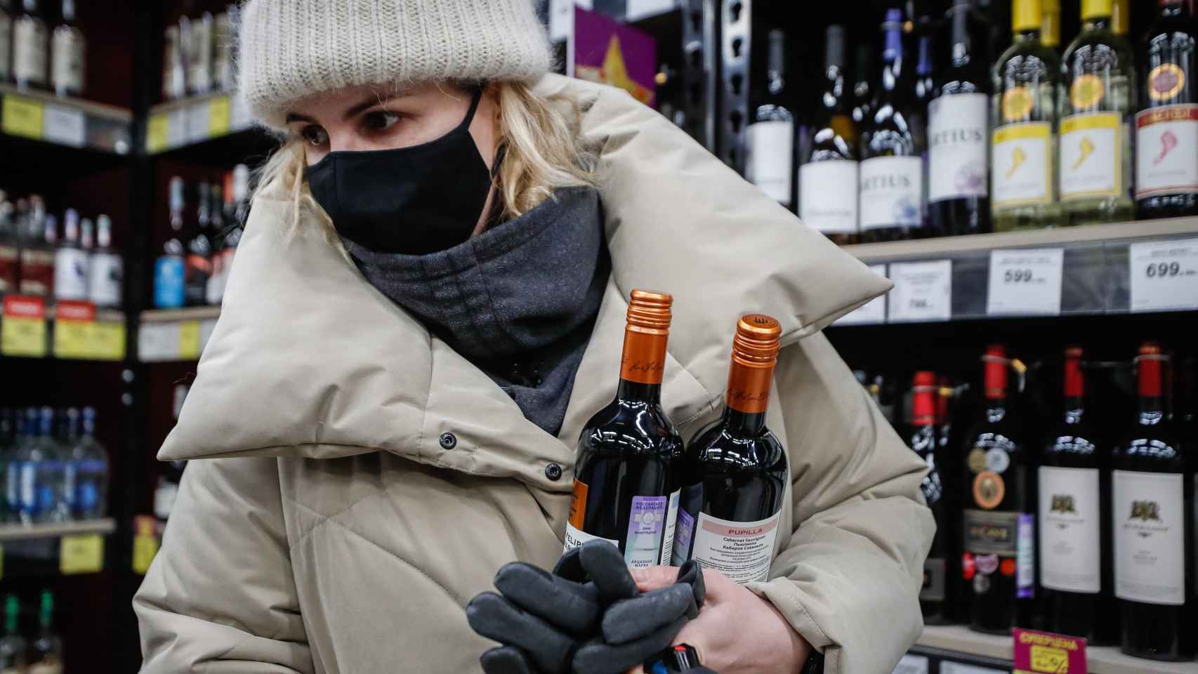Una mujer compra vino tinto en una tienda de Moscú.