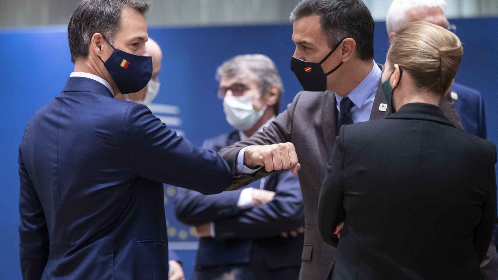 Pedro Sánchez saluda al primer ministro belga durante la última cumbre de octubre