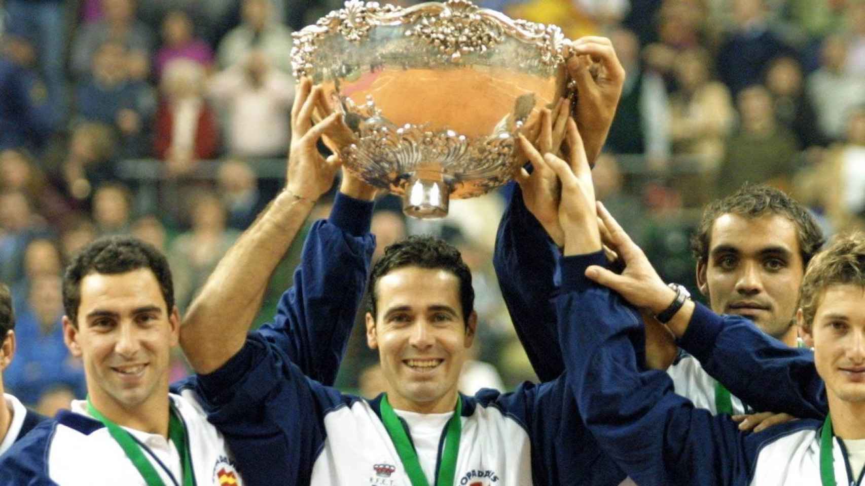 Los jugadores de España levantan la ensaladera de la Copa Davis del año 2000