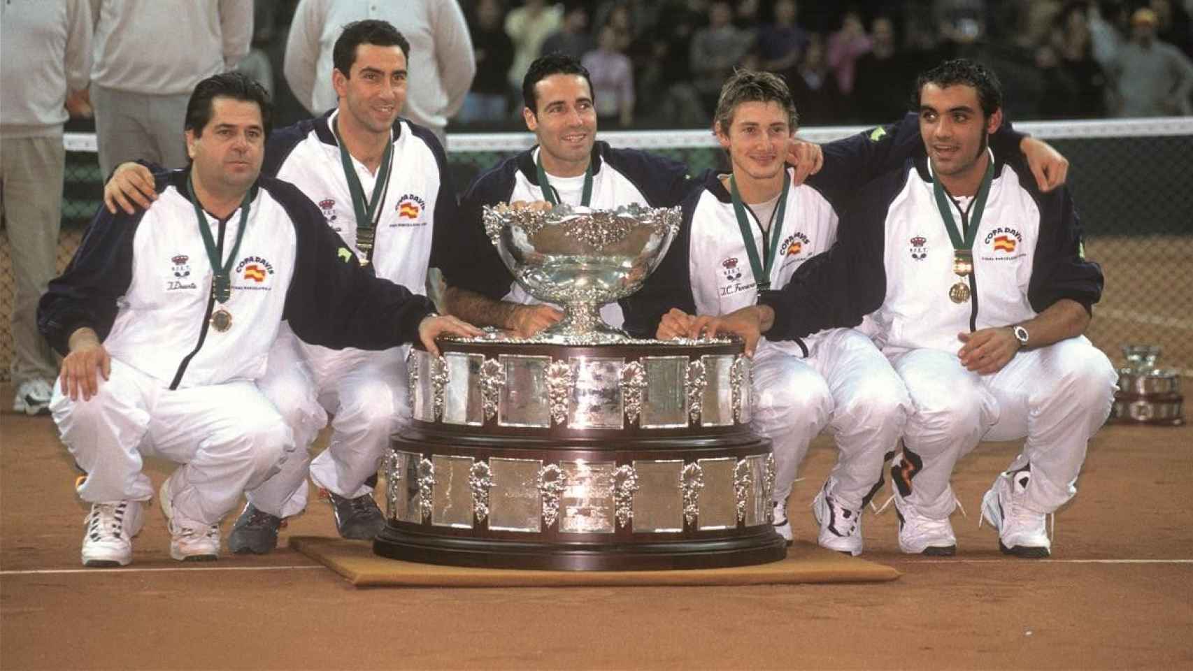 Los jugadores de España posan con la Copa Davis del año 2000