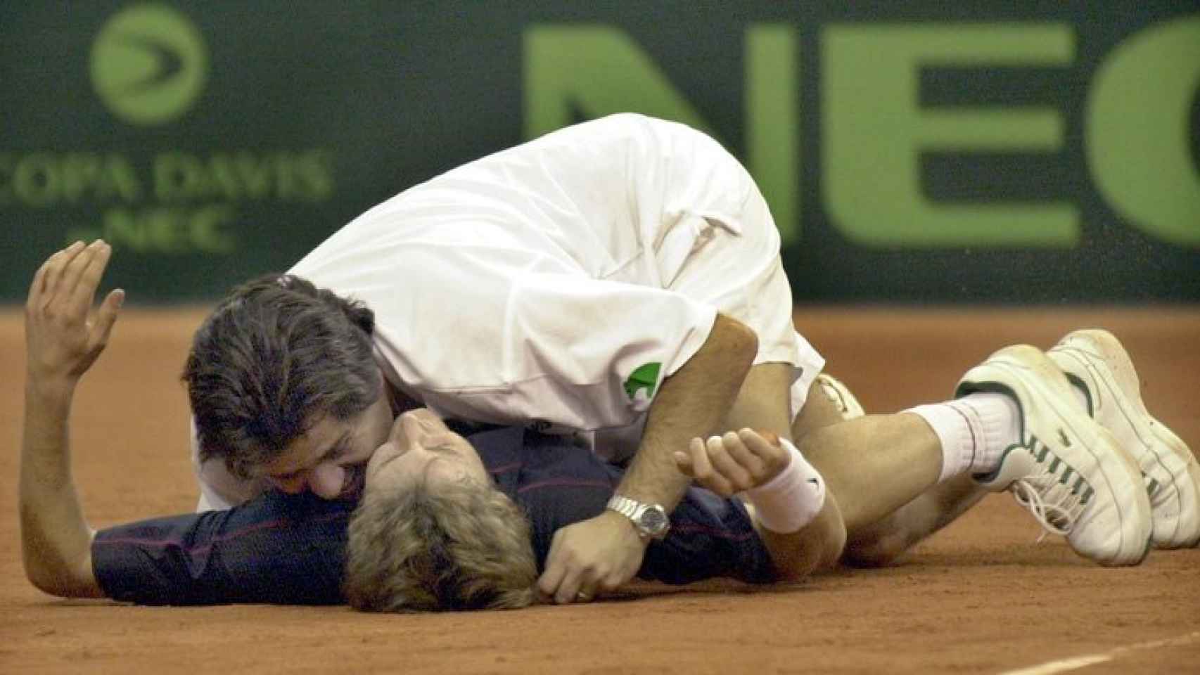 Juan Carlos Ferrero es besado y abrazado por el capitán de la selección española, Javier Duarte, tras ganar el cuarto partido de la final