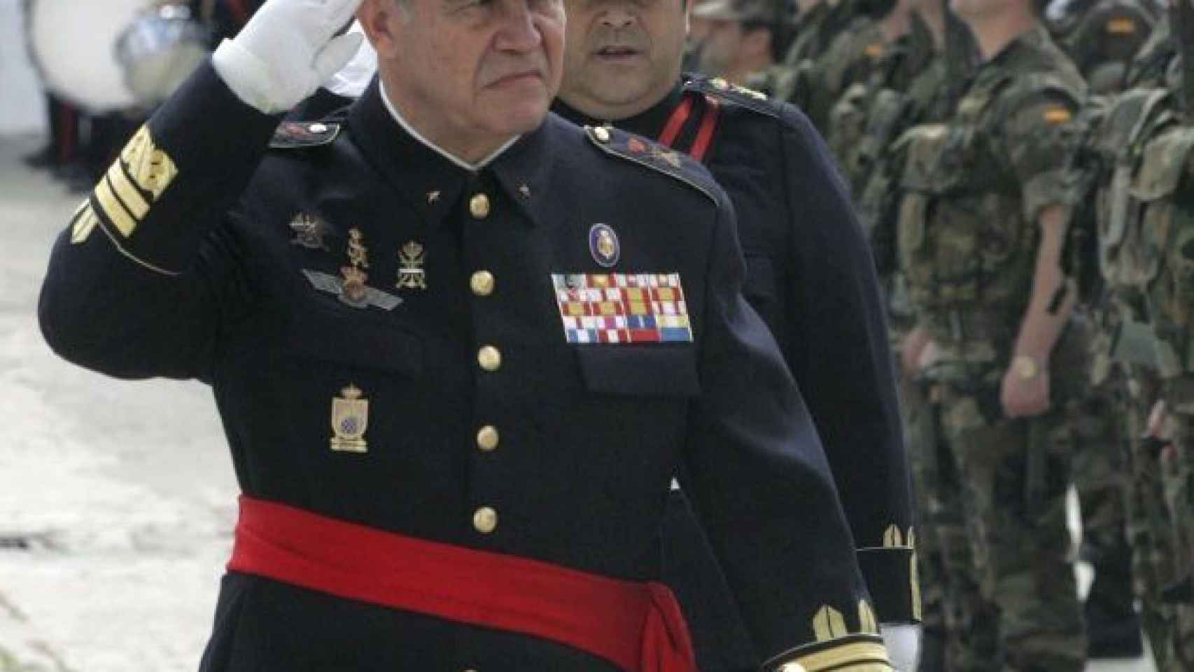 El general Chicharro pasa revista las tropas en el año 2009.