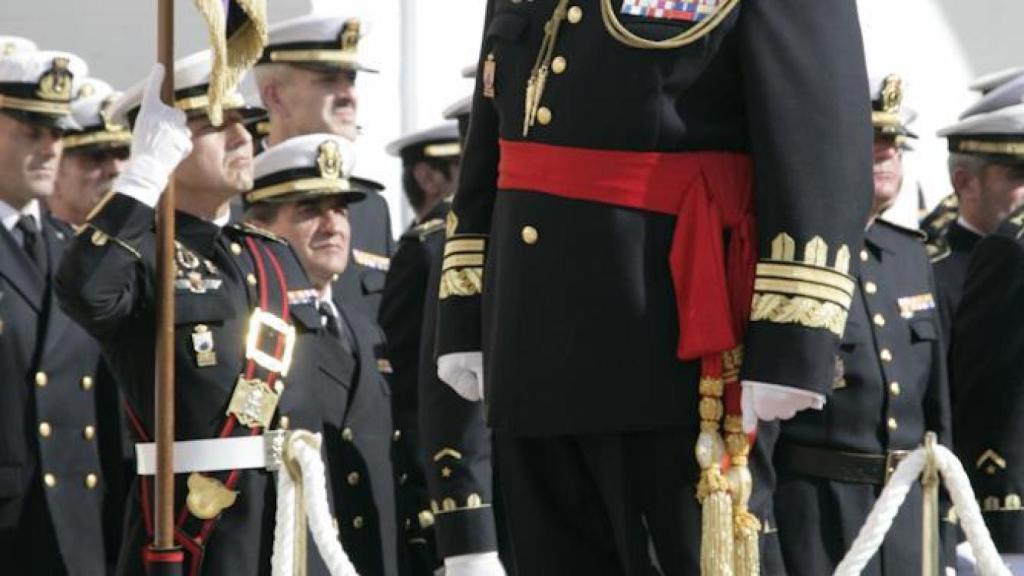 Chicharro, en la tribuna de honores durante su acto de retirada del Ejército, en 2010.