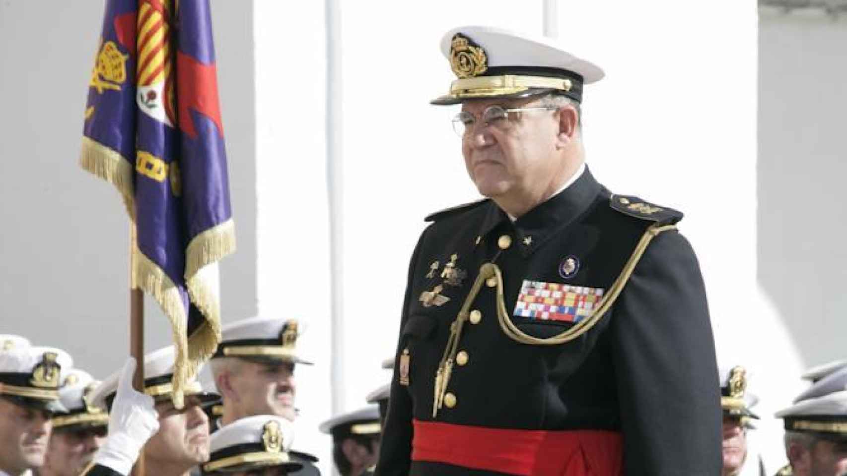 Chicharro, en la tribuna de honores durante su acto de retirada del Ejército, en 2010.