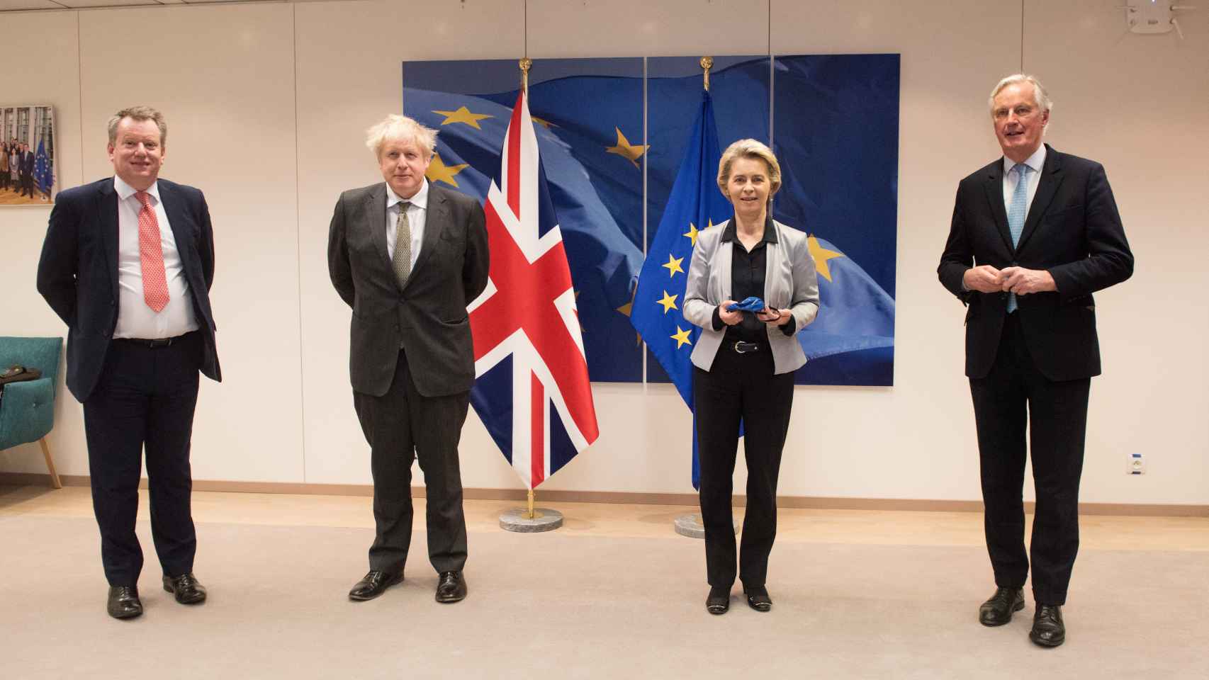 Boris Johnson y Ursula von der Leyen, con los negociadores del 'brexit, David Frost y Michel Barnier