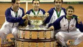 Albert Costa, Alex Corretja, Joan Balcells y Juan Carlos Ferrero, con la primera Copa Davis de España