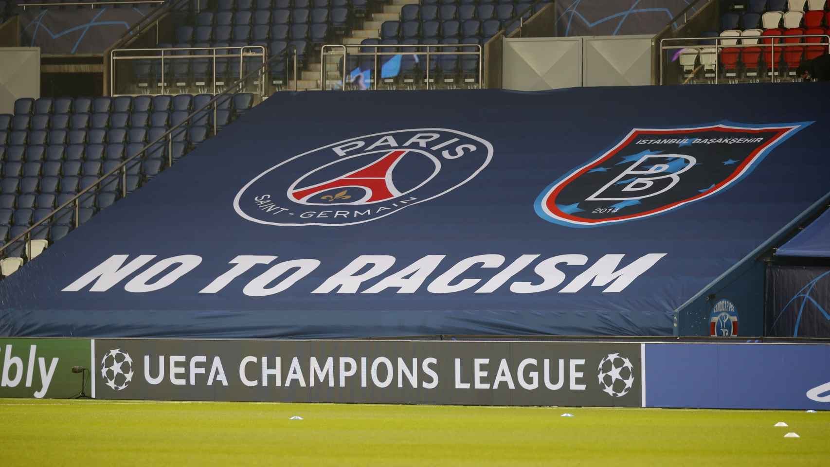 La pancarta contra el racismo en el estadio del PSG