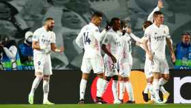 Los jugadores del Real Madrid felicitan a Benzema por su gol al Borussia