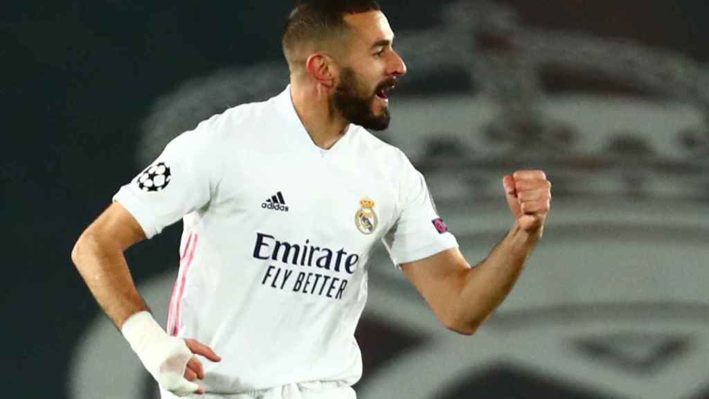 Karim Benzema celebra su gol al Borussia