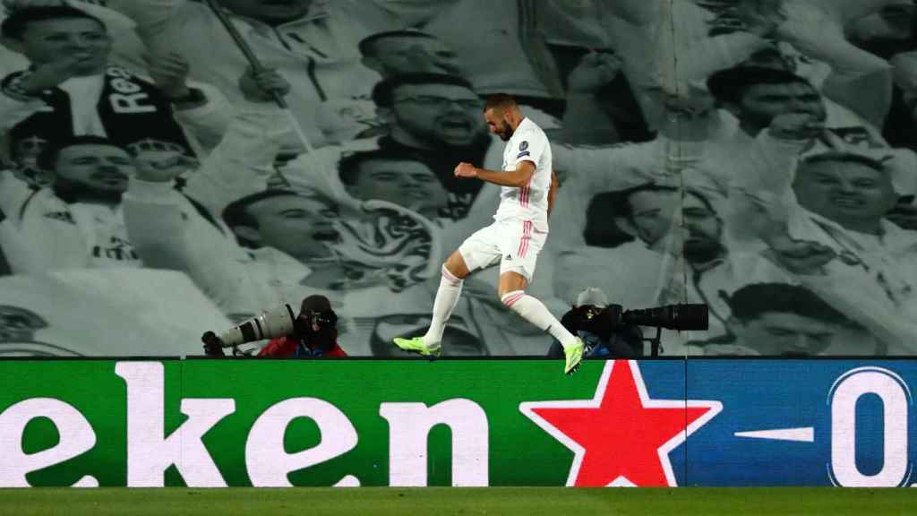 Karim Benzema celebra su segundo gol al Borussia
