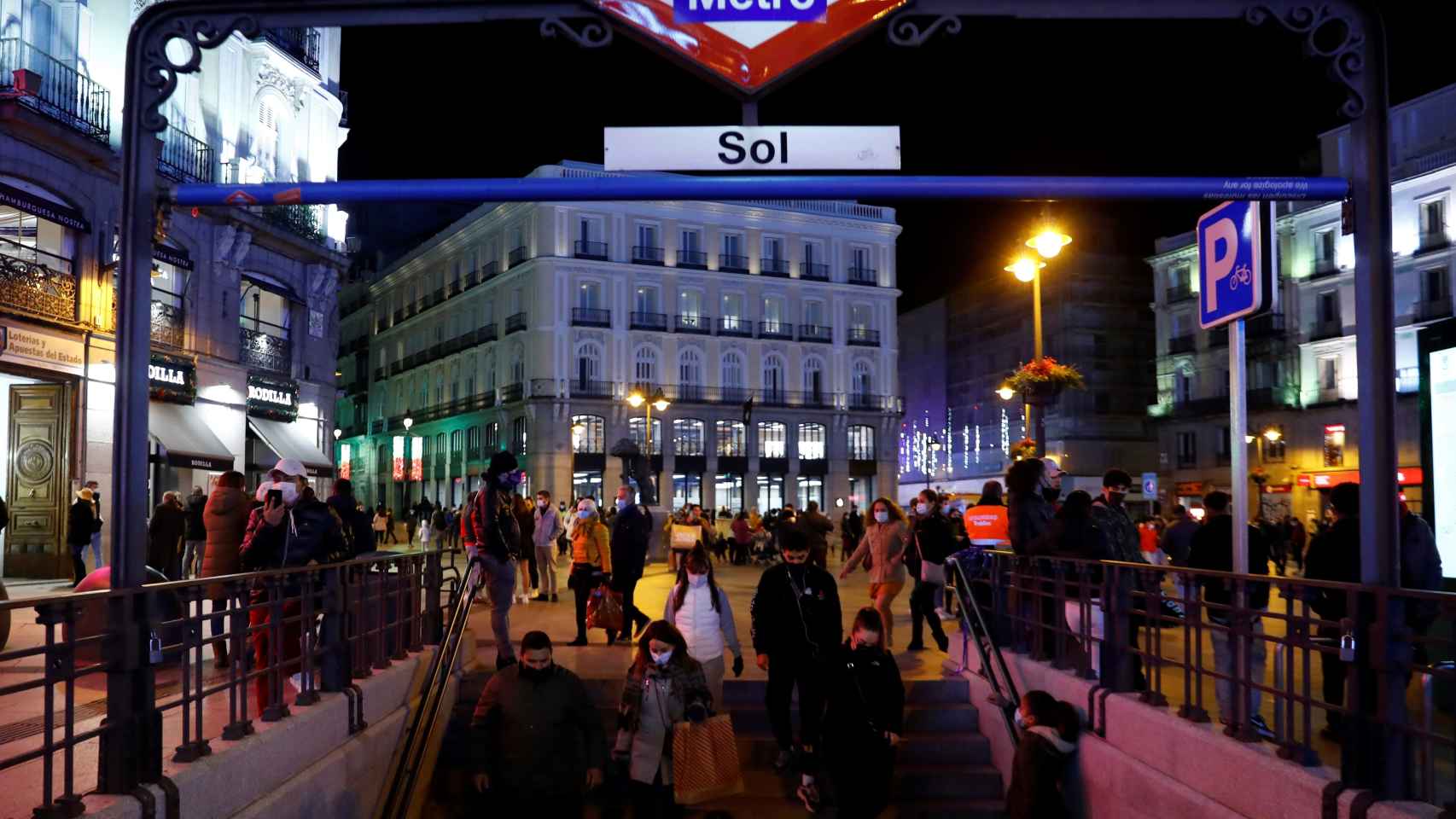 Salida de metro en la Puerta del Sol en plena época navideña.