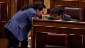 Jaume Asens conversa con Pablo Iglesias en el Congreso de los Diputados.
