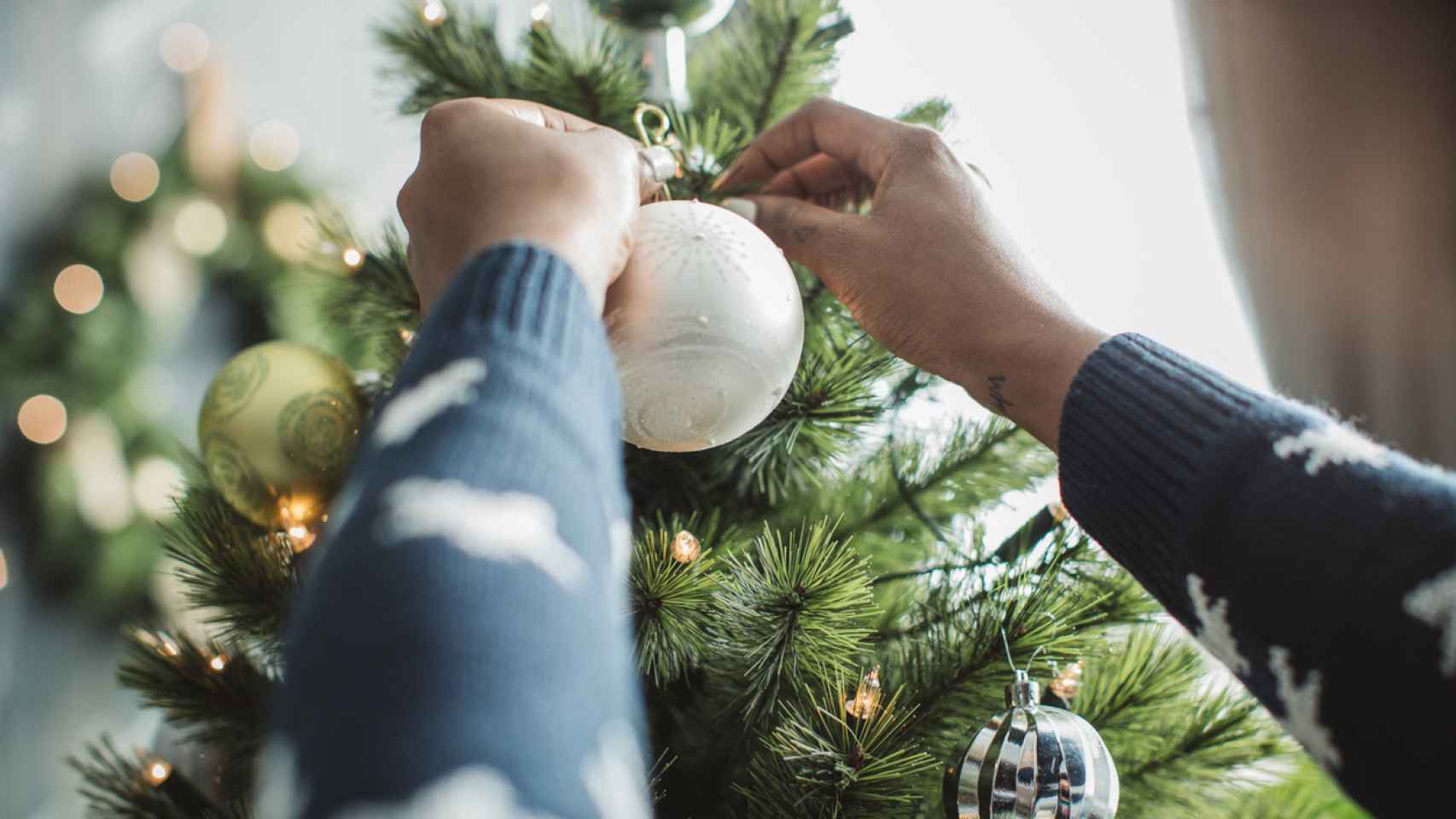 Decora tu árbol paso a paso: estos son los complementos navideños que necesitas