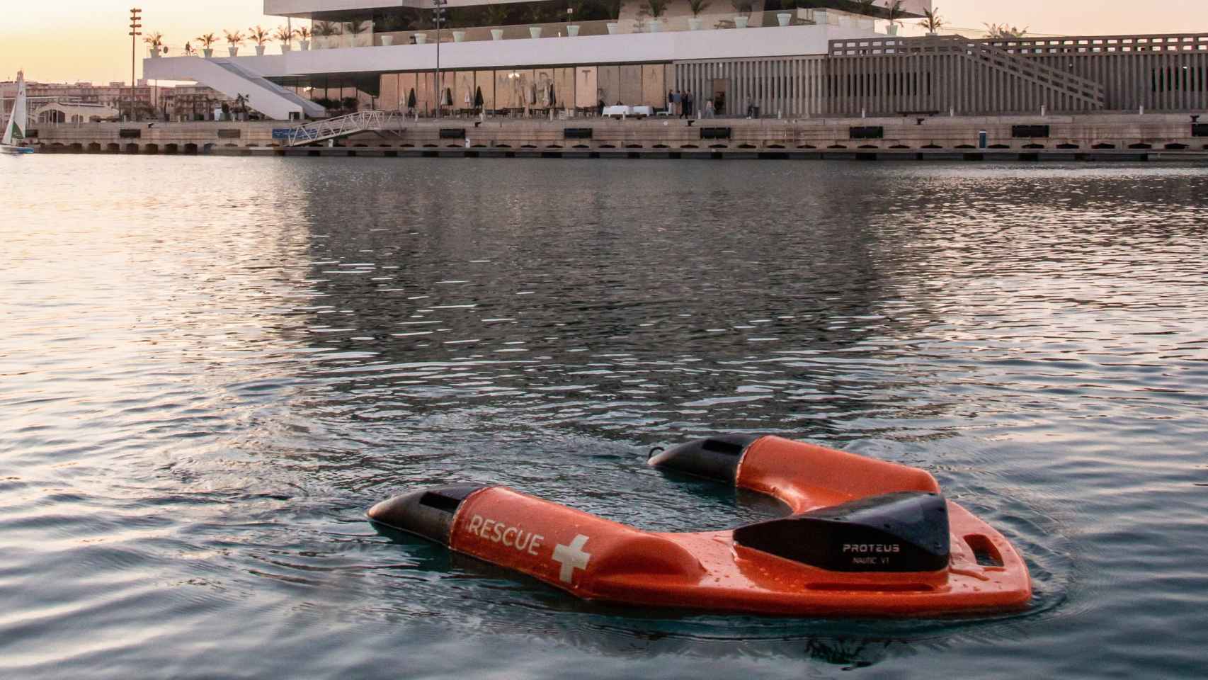 Proteus Innovation entrena a  Nautic, su barco autónomo de rescate en la Marina de Valencia.