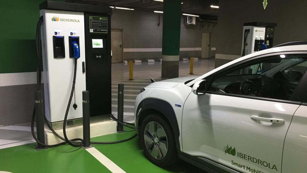 Puesto de carga de coche eléctrico de Iberdrola.