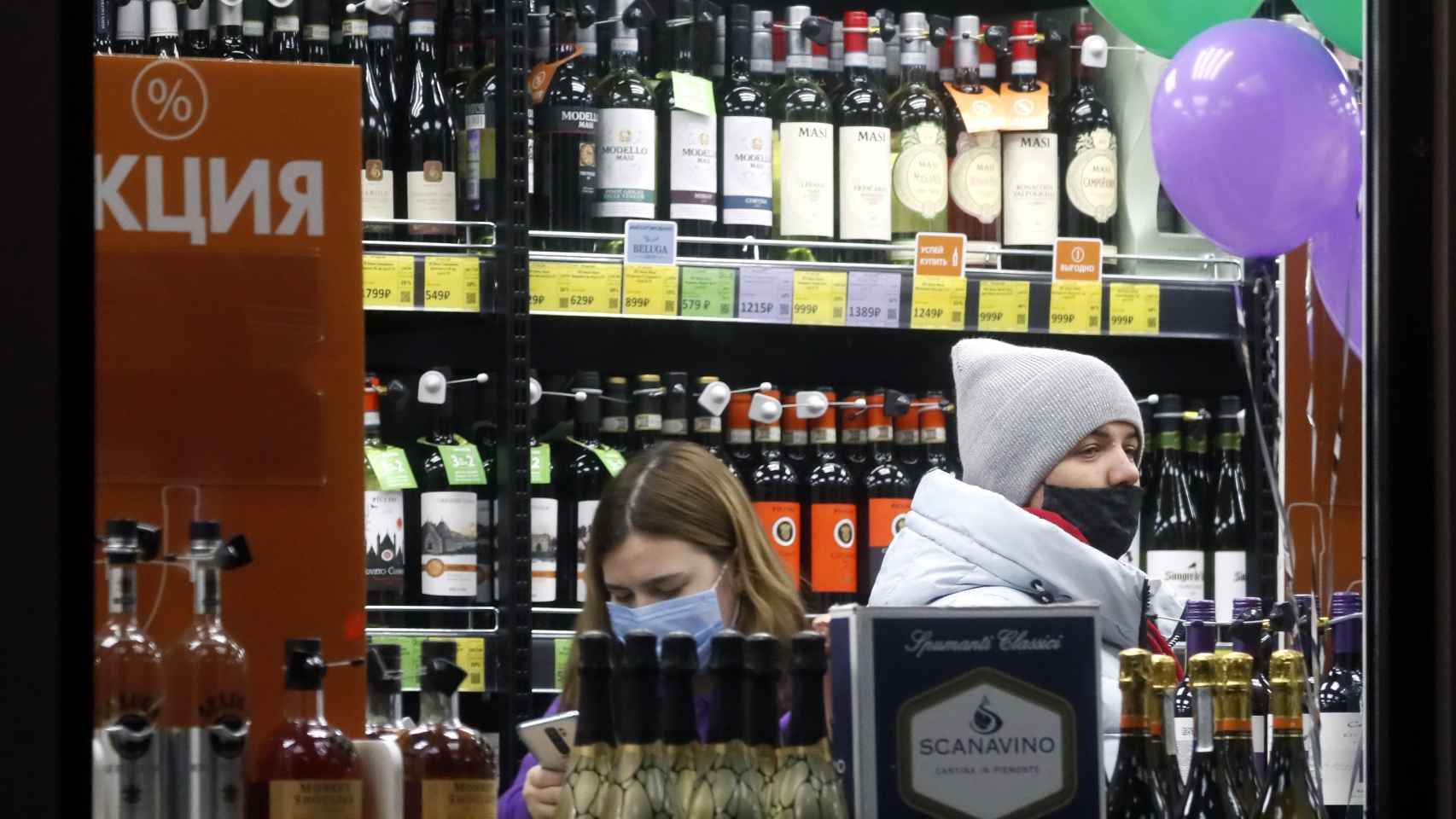 Un cliente ruso visita una tienda de vinos en Moscú.