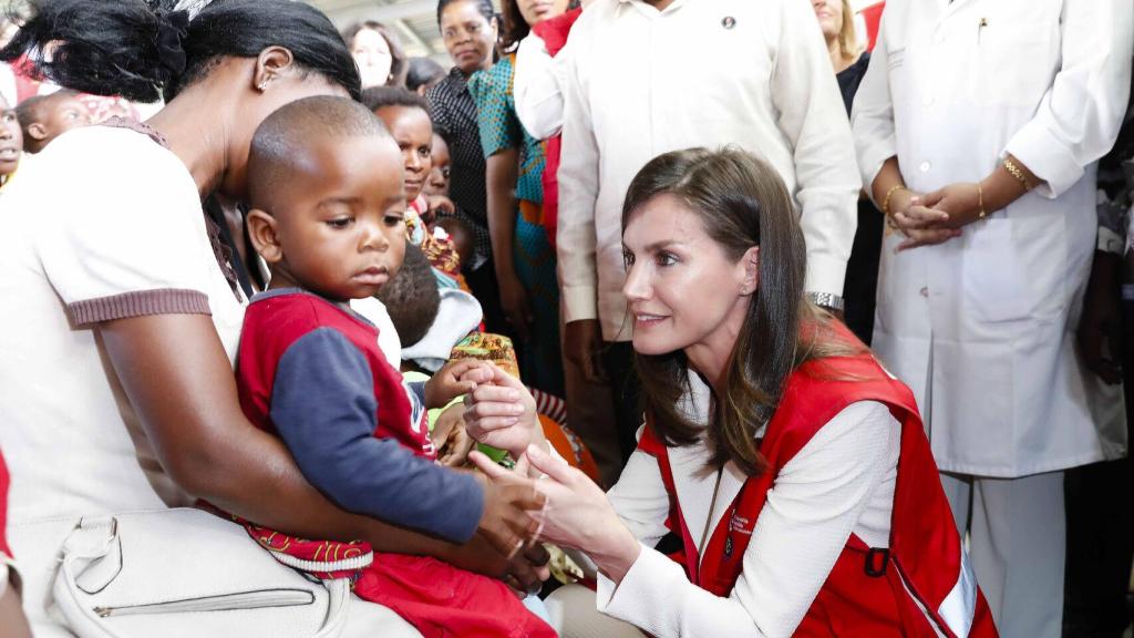 La reina Letizia con niños enfermos de Malaria en su último viaje de cooperación en la localidad mozambiqueña de Manhiça.