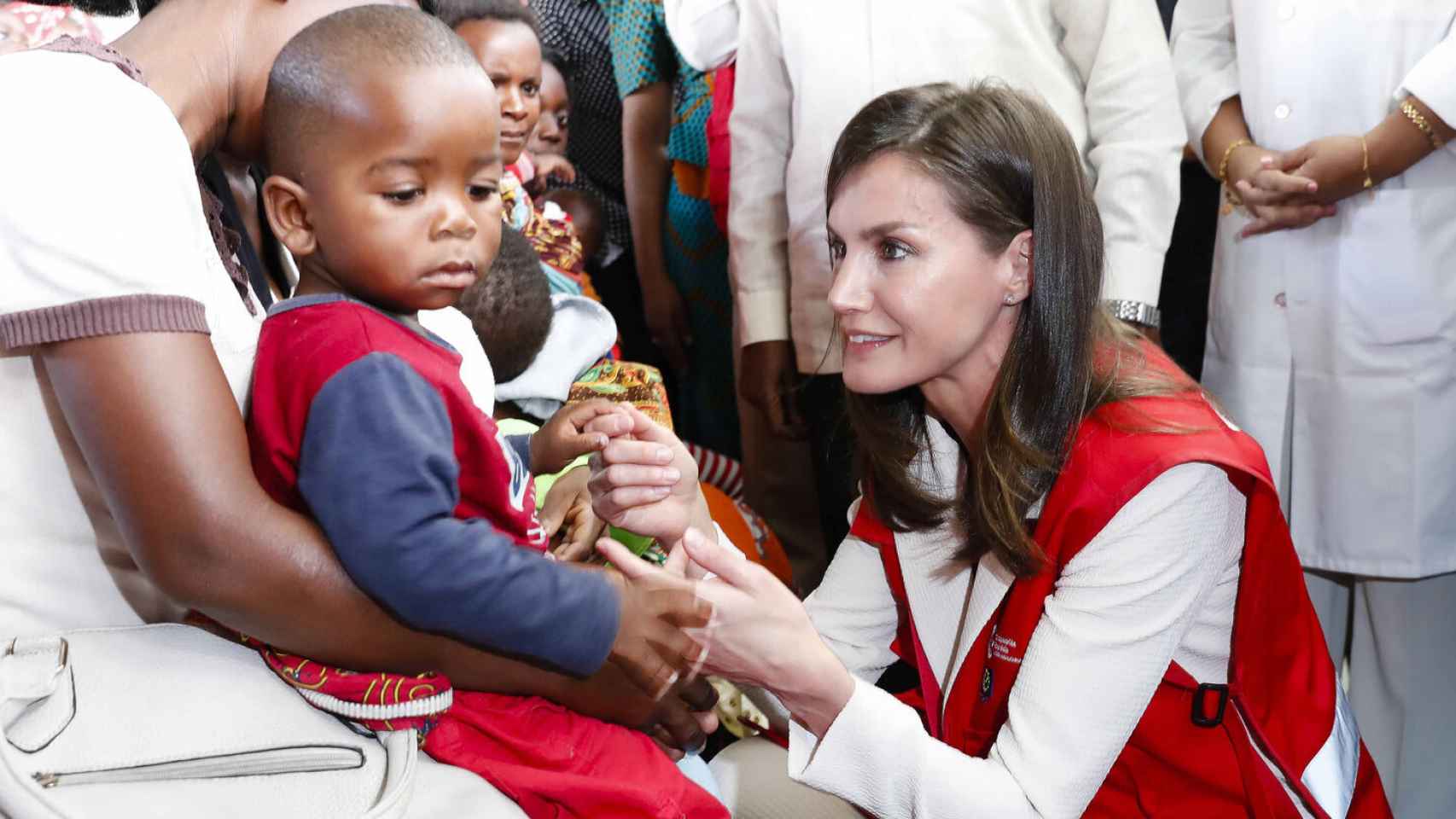 La reina Letizia con niños enfermos de Malaria en su último viaje de cooperación en la localidad mozambiqueña de Manhiça.