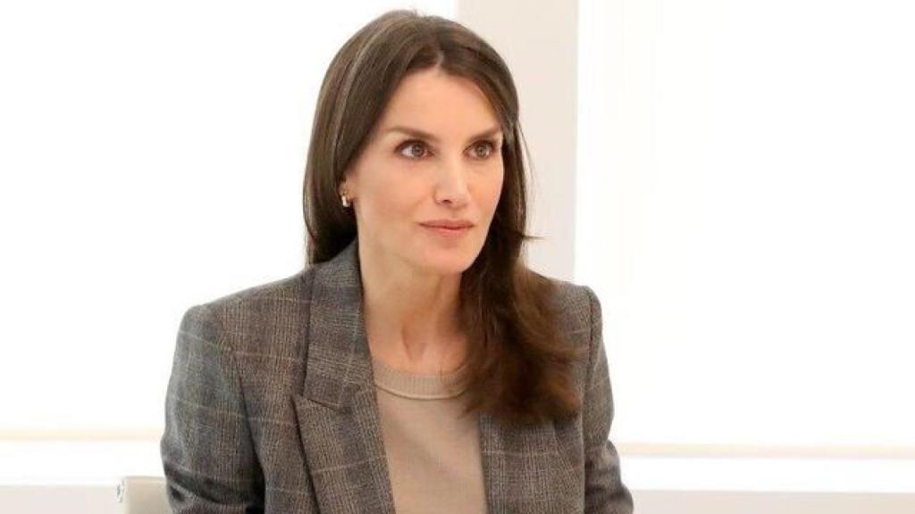 La reina Letizia desde su despacho de Zarzuela el pasado 8 de abril luciendo melena natural y con una veta de canas.