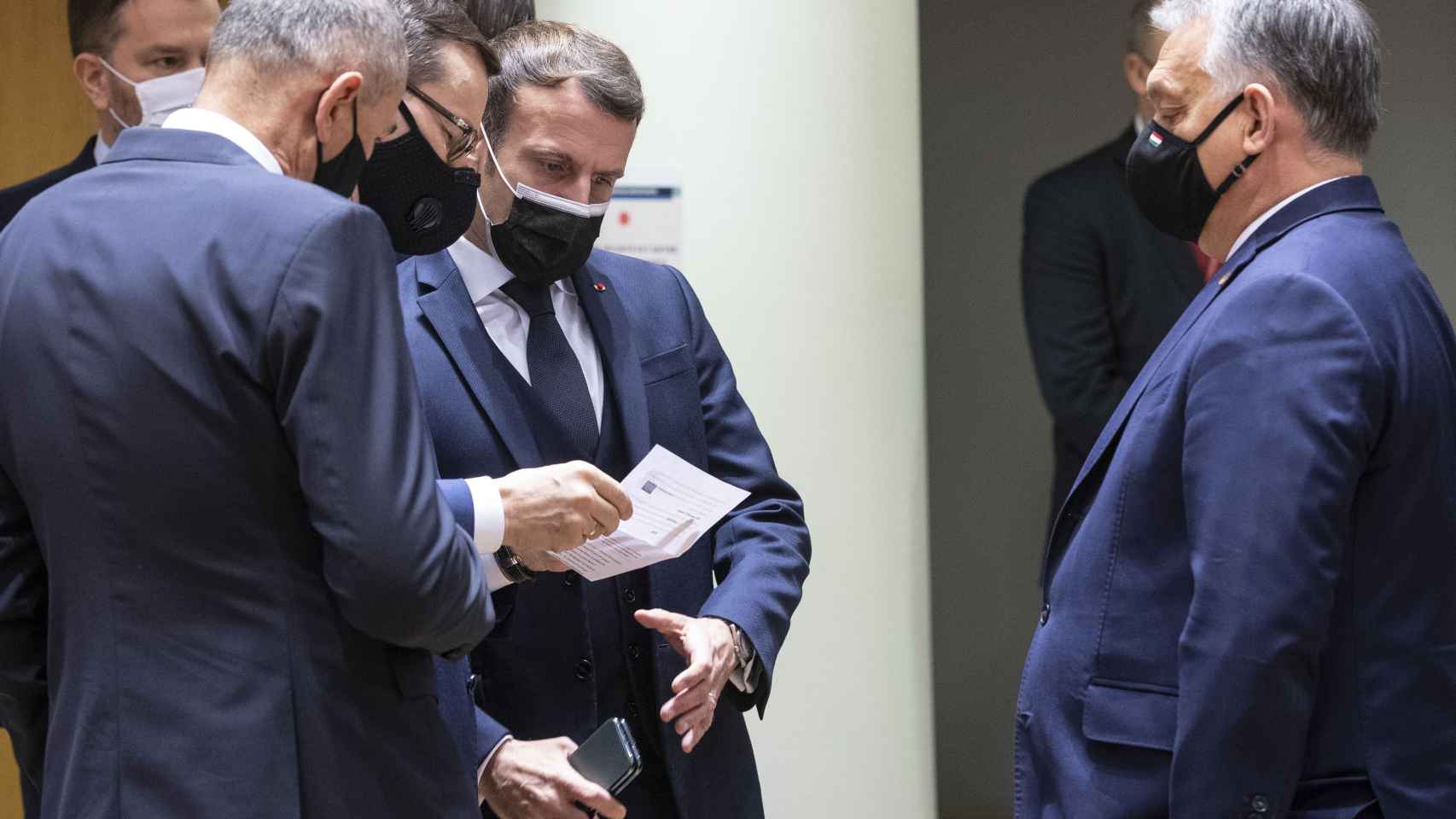 Mateusz Morawiecki y Viktor Orbán repasan el texto con Emmanuel Macron