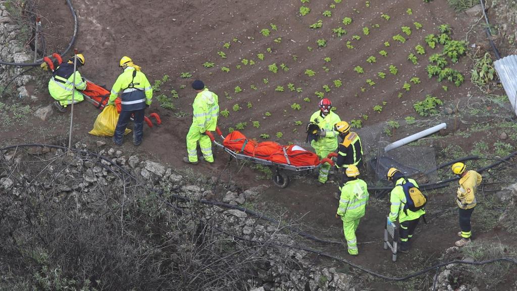 Los rescatadores, trasladando los cuerpos de los cuatro fallecidos, desde la profundidad del barranco.