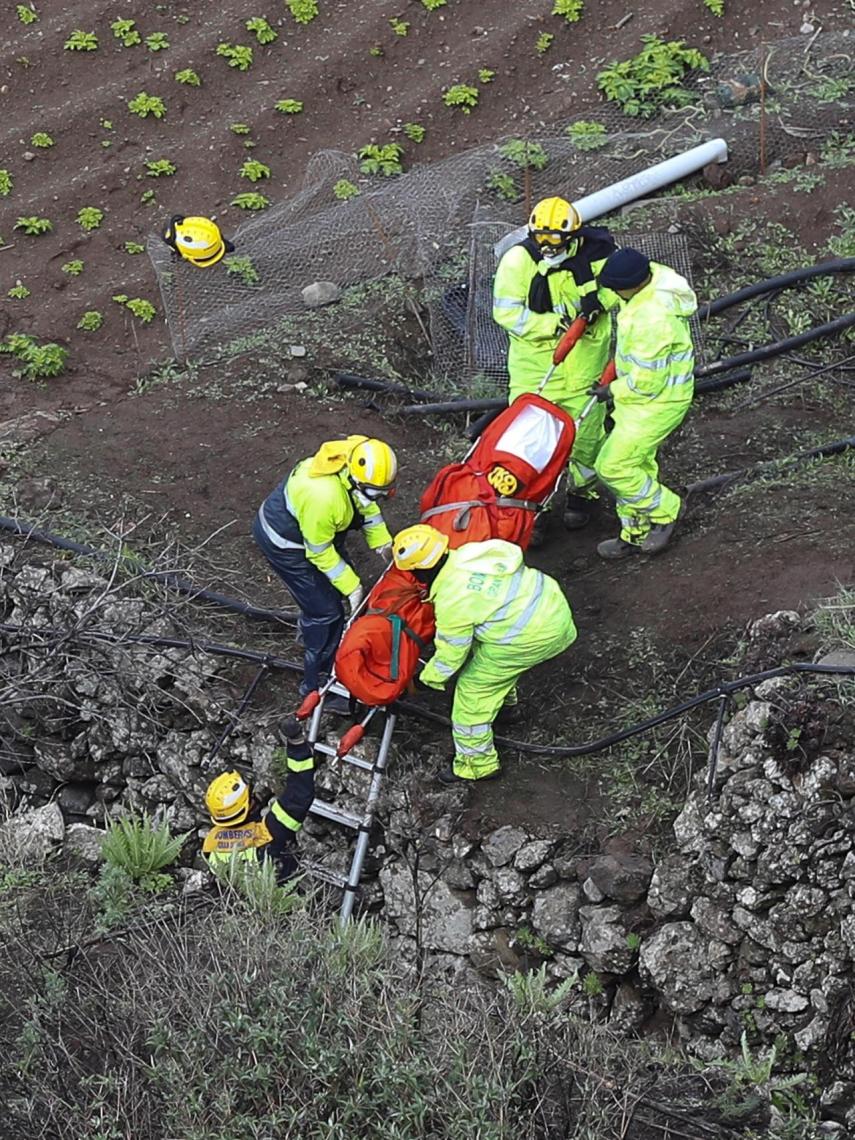 Imagen del difícil rescate de las cuatro personas fallecidas en el accidente.