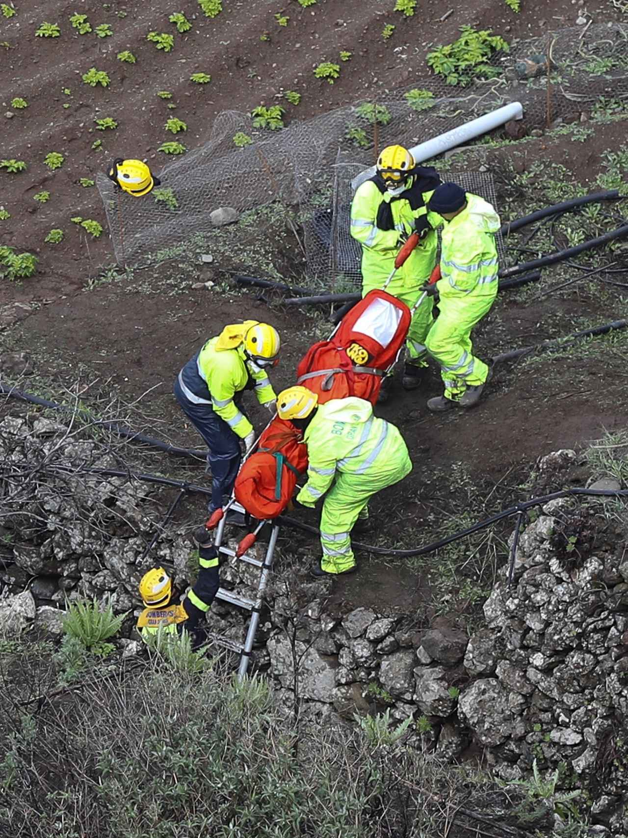 Imagen del difícil rescate de las cuatro personas fallecidas en el accidente.