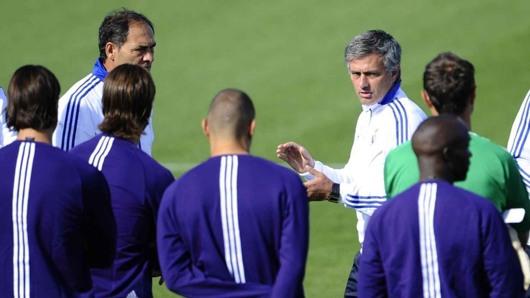 Mourinho dando una charla en el Real Madrid con Benzema presente