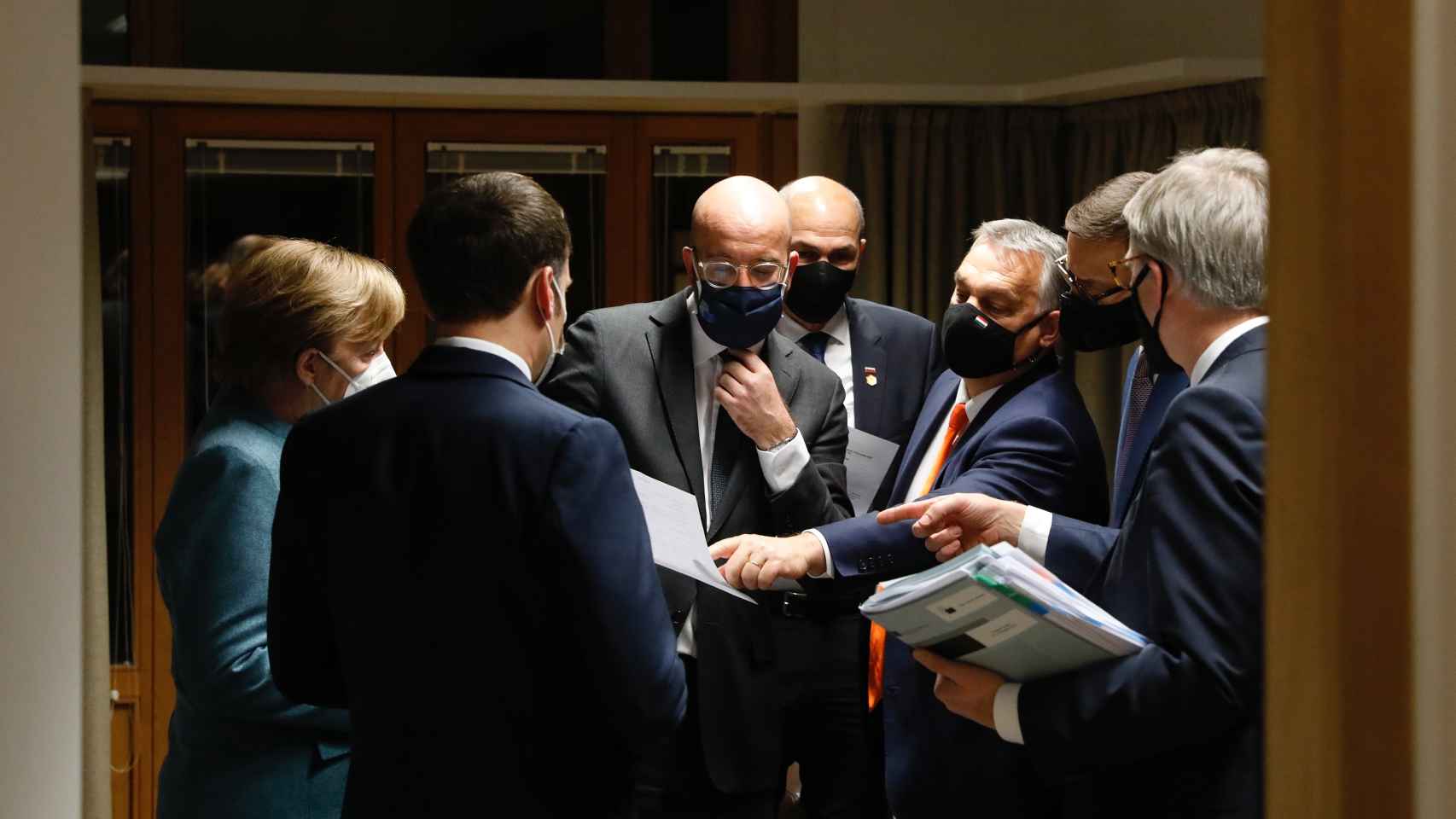 Emmanuel Macron, Angela Merkel, Charles Michel, Viktor Orban y Mateusz Morawiecki, en el momento del acuerdo