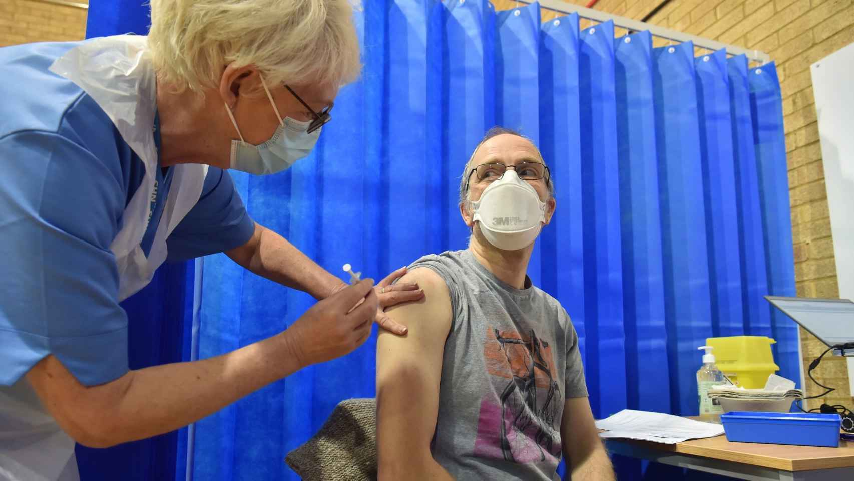 David Farrell,  de 51 años, recibe una de las dos vacunas de Pfizer y BioNtech en un centro de vacunación en Cardiff (Reino Unido).