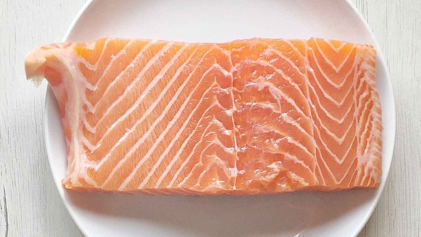 Un filete de salmón, rico en vitamina D.