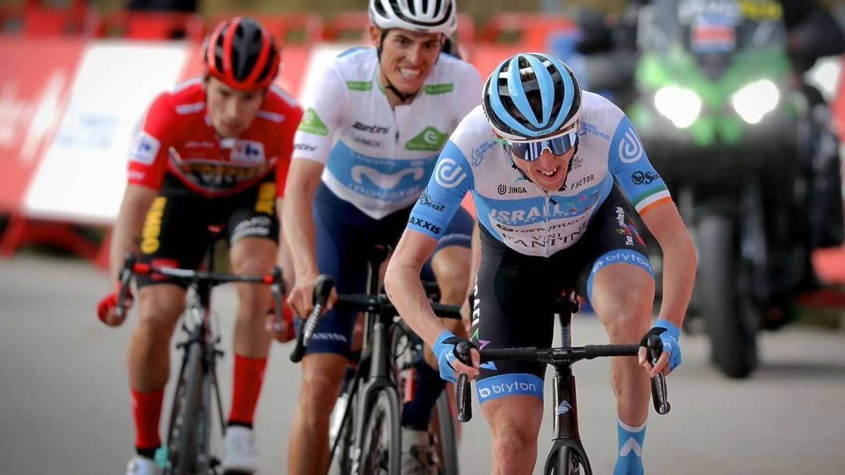 Dan Martin entra en meta por delante de Enric Mas y Roglic en La Vuelta 2020