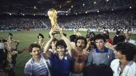 Paolo Rossi sostiene la Copa del Mundo en 1982