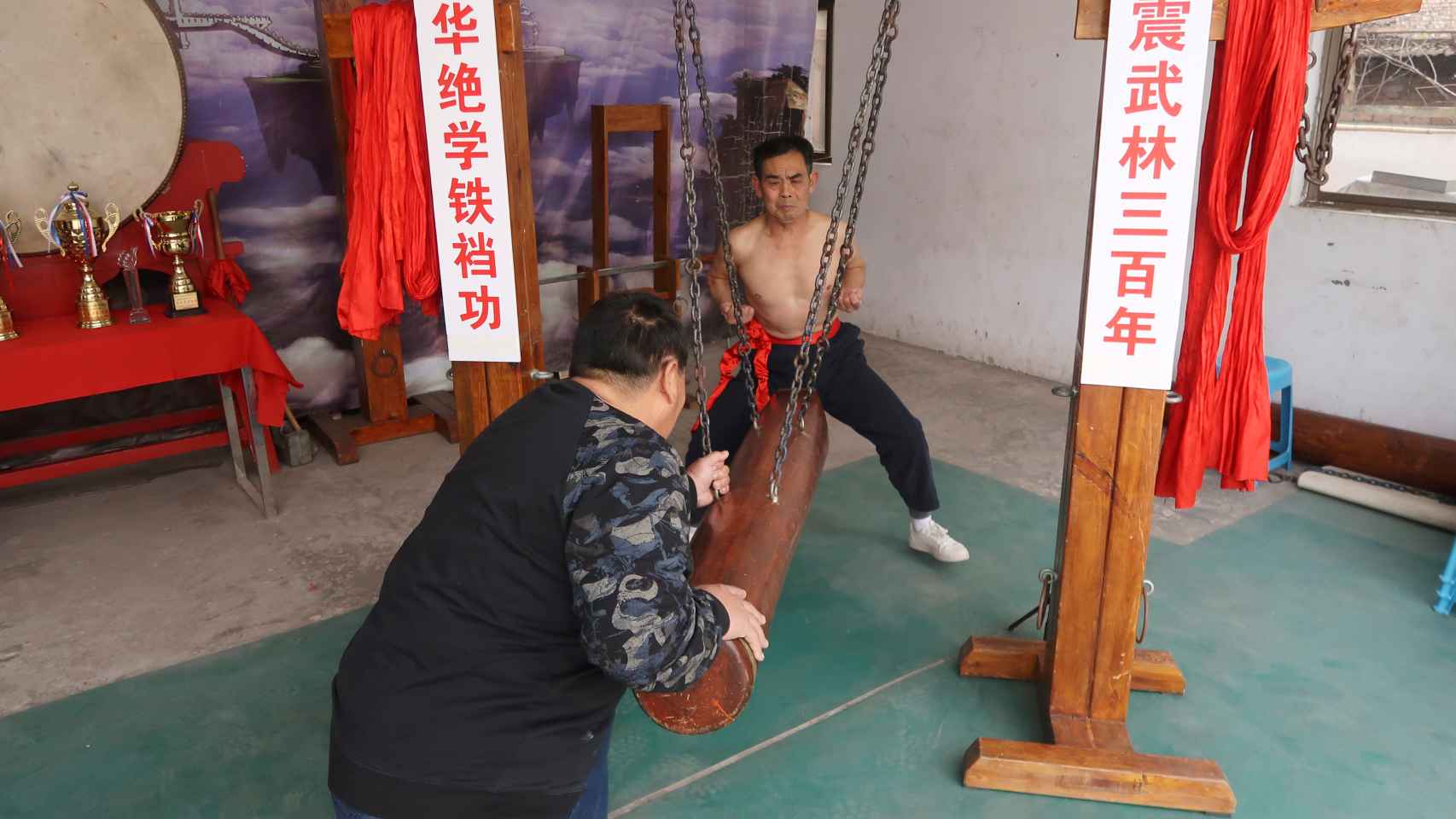 Wang Liutai practicando la técnica de kung fu 'entrepiernas de hierro'