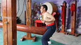 Wang Liutai, el maestro de kung fu que practica la 'entrepiernas de hierro'